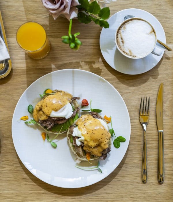 Forum_breakfast set Julie Sigourney-700x600