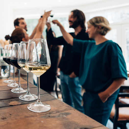 shutterstock_2012781869-friends-in-tasting-room-506×506